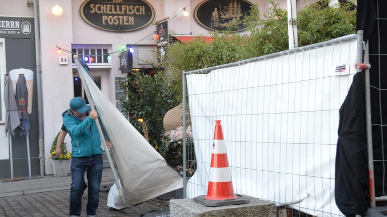 Bauzäune vor der Kneipe "Zum Schellfischposten" in Hamburg: Bald sind wieder mehr Zuschauer bei "Inas Nacht" erlaubt.