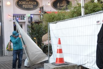 Bauzäune vor der Kneipe "Zum Schellfischposten" in Hamburg: Bald sind wieder mehr Zuschauer bei "Inas Nacht" erlaubt.