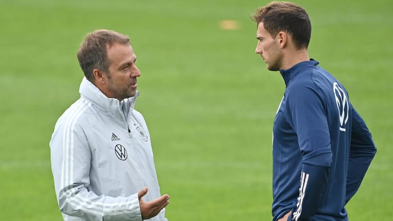 Hansi Flick (l.) im Gespräch mit Leon Goretzka: Der Bayern-Spieler ist zurück im DFB-Kader.