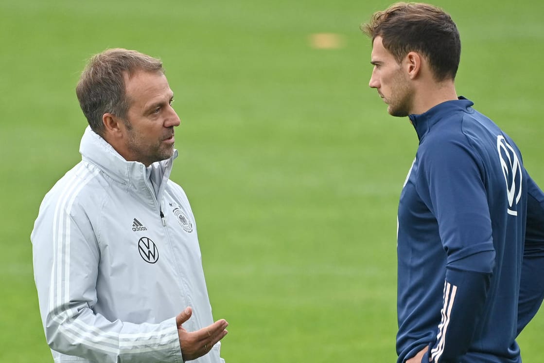 Hansi Flick (l.) im Gespräch mit Leon Goretzka: Der Bayern-Spieler ist zurück im DFB-Kader.