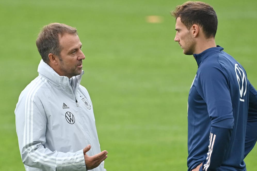 Hansi Flick (l.) im Gespräch mit Leon Goretzka: Der Bayern-Spieler ist zurück im DFB-Kader.