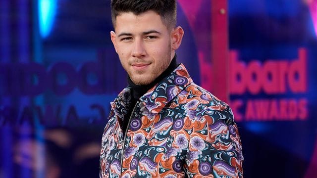 Der Sänger Nick Jonas erzählt im US-Fernsehen von seinen Vaterfreuden.