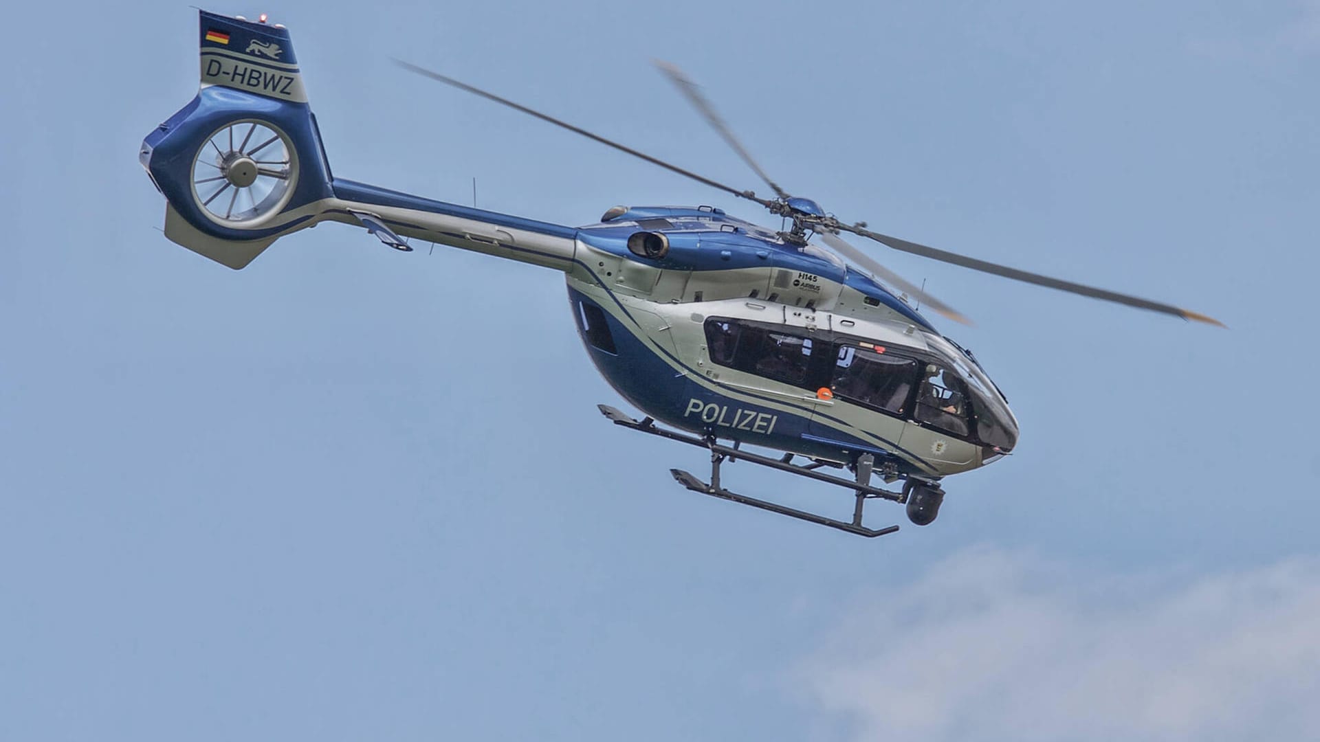 Polizeihubschrauber im Einsatz (Symbolbild): Nach dem vermissten zehnjährigen Jungen wird in Leipzig nun fieberhaft gesucht. Polizeihubschrauber im Einsatz (Symbolbild): Nach dem vermissten zehnjährigen Jungen wird in Leipzig nun fieberhaft gesucht.