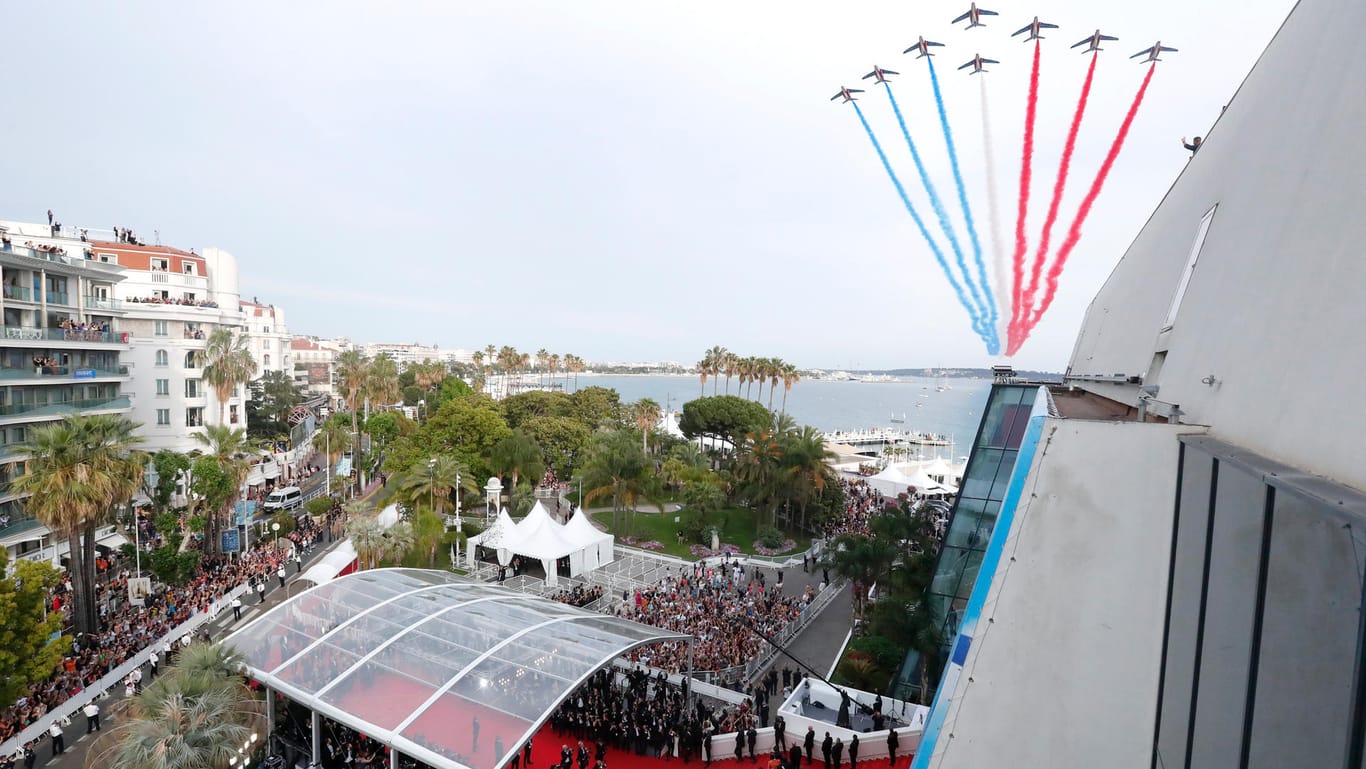 Filmfestival Cannes: Bei der Premiere von "Top Gun 2" schossen Kampfjets über den Himmel.