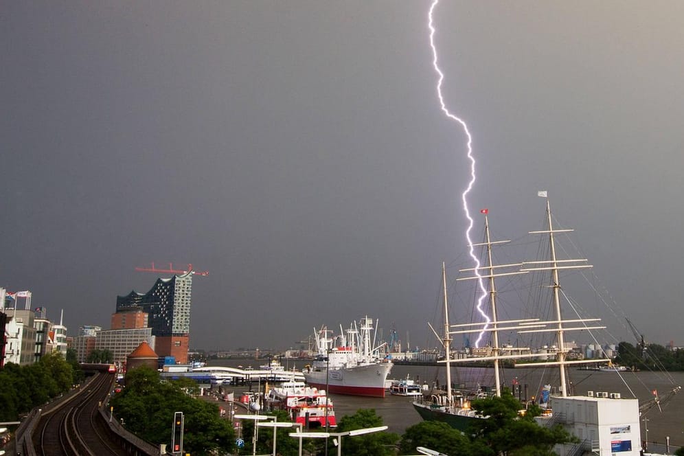Ein Blitz schlägt am Hamburger Hafen ein (Archivbild): Sturmböen bis zu 12 Beaufort werden erwartet.