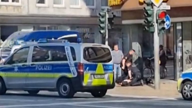 Polizisten nehmen in der Innenstadt von Bremerhaven einen Mann fest: Die Szene in einem auf Twitter verbreiteten Video soll den Zugriff auf den Tatverdächtigen zeigen.
