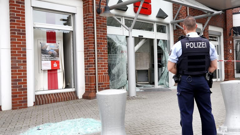 Eine Sparkassenfiliale ist nach der Sprengung eines Geldautomaten von der Polizei abgesperrt worden: Im Anschluss an die Sprengung gab es mehrere Schüsse vor dem Gebäude.