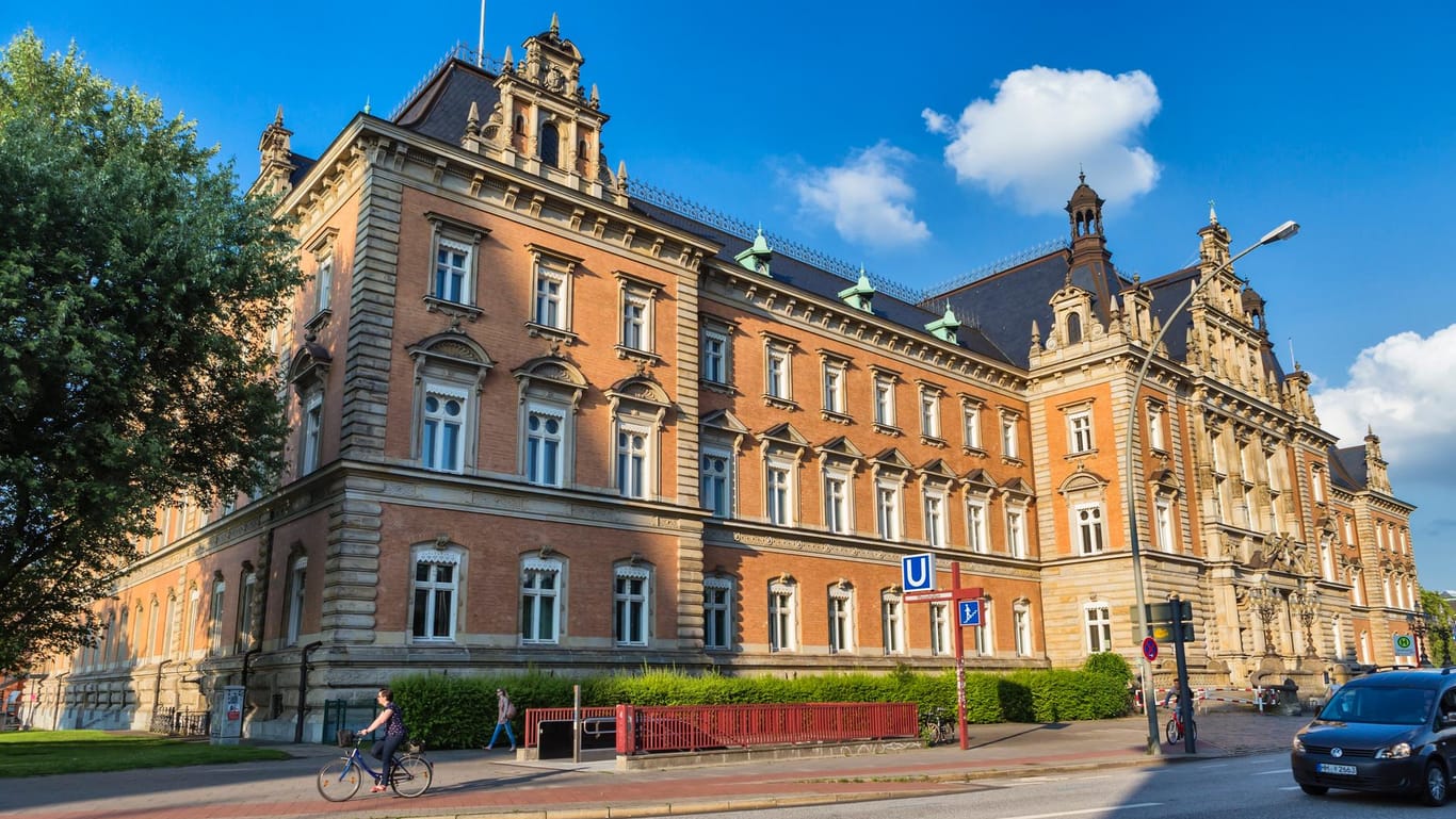 Das Landgericht Hamburg (Symbolfoto): Heute wird das Urteil für drei Steuerbetrüger verkündet.