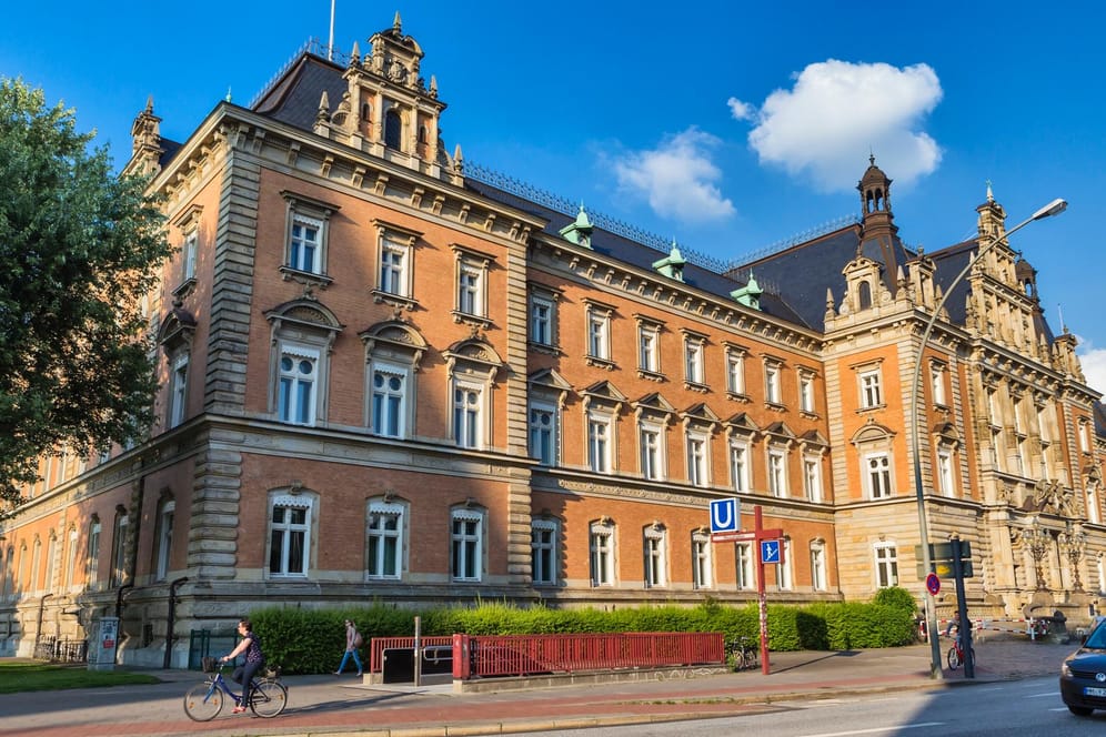 Das Landgericht Hamburg (Symbolfoto): Heute wird das Urteil für drei Steuerbetrüger verkündet.
