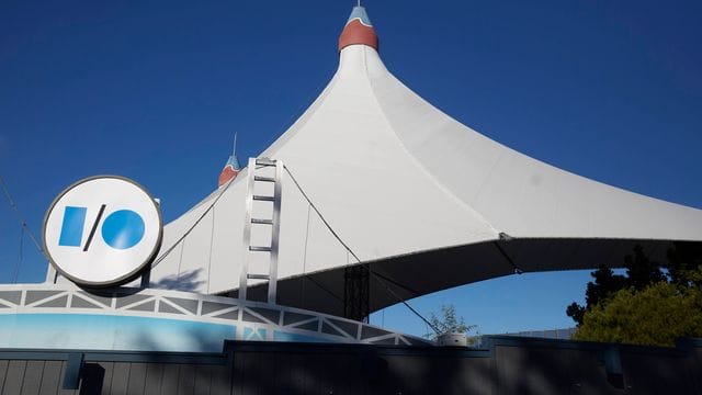 Logo der Entwicklerkonferenz Google I/O 2022 im Shoreline Amphitheatre (Mountain View). Logo der Entwicklerkonferenz Google I/O 2022 im Shoreline Amphitheatre (Mountain View).