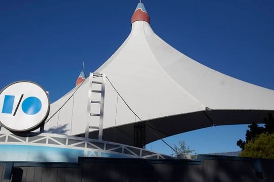 Logo der Entwicklerkonferenz Google I/O 2022 im Shoreline Amphitheatre (Mountain View).