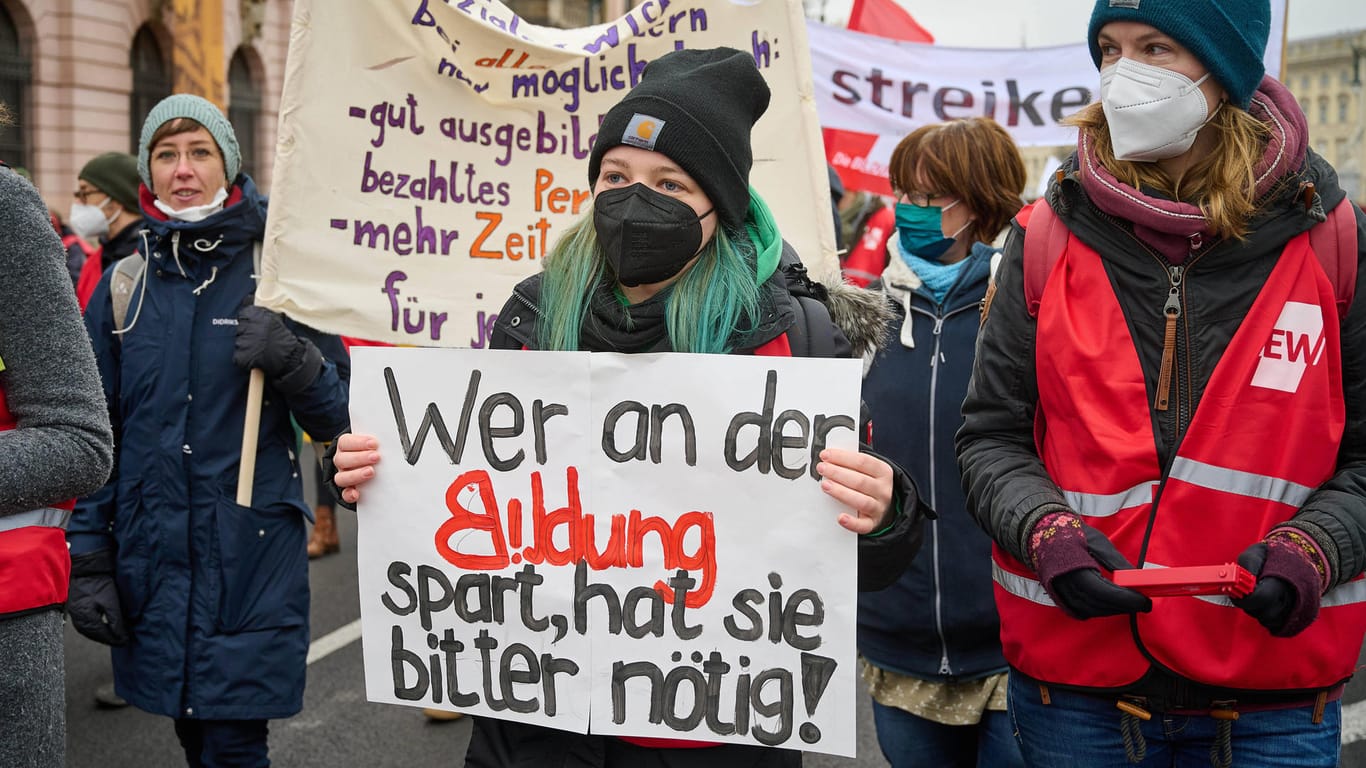Streik der Gewerkschaft GEW in Berlin (Archivbild): Die Initiative "Schule muss anders" plant eine Mahnwache vor dem Berliner Abgeordnetenhaus.