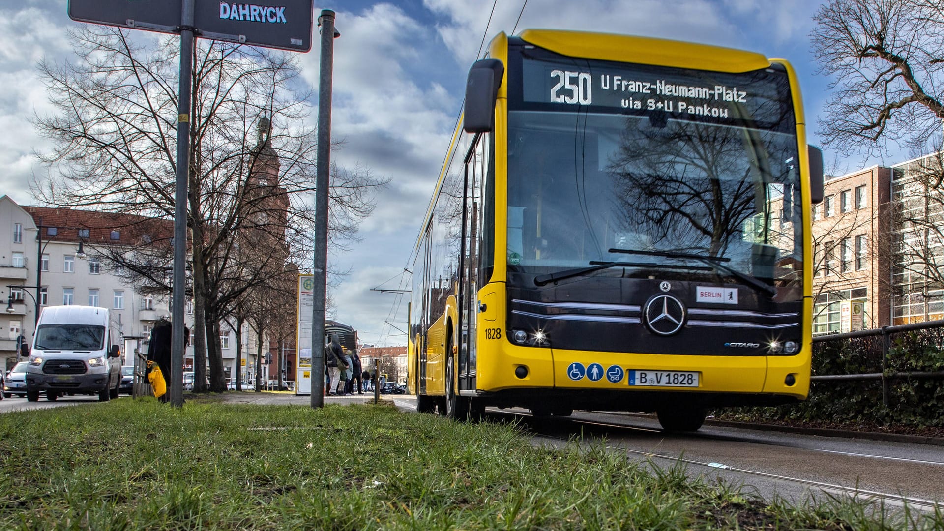 Ein Bus in Berlin (Symbolbild): Die Johannisthaler Chaussee war bis etwa 10 Uhr in Fahrtrichtung Buckower Damm, ab der Einmündung Töpchiner Weg, gesperrt.