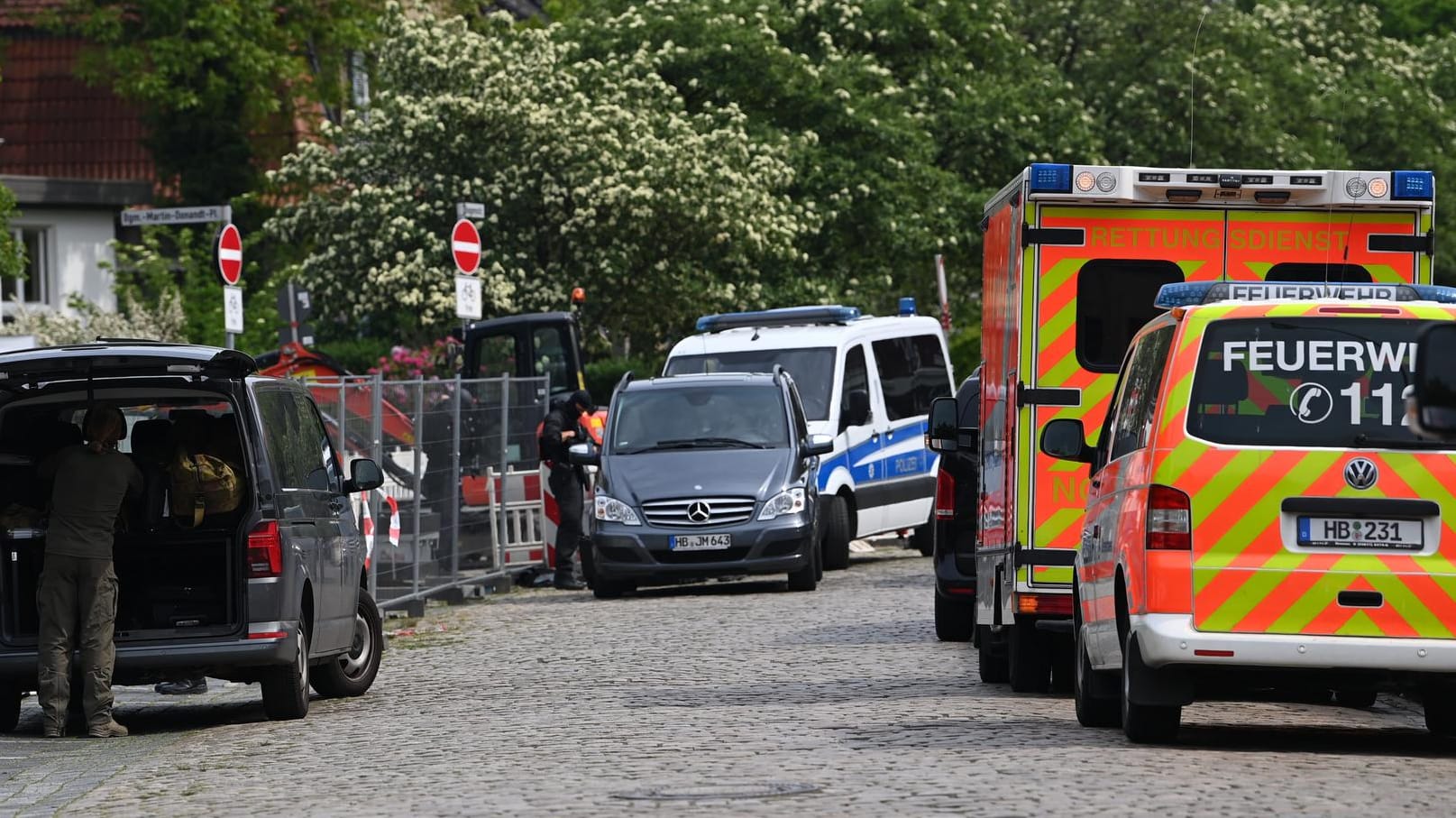 Einsatzfahrzeuge in der Nähe der Schule: Eine Frau wurde in dem Gebäude verletzt.