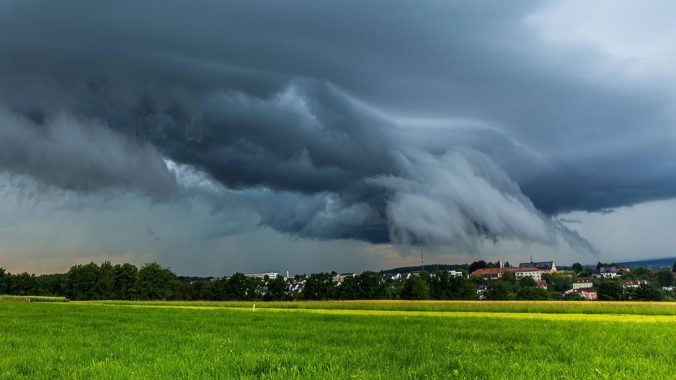 150628 Gewitter Heftige Gewitter und Unwetter wüteten am Samstag vor allem in Bayern. Ein kleines Tief brachte am Vormit