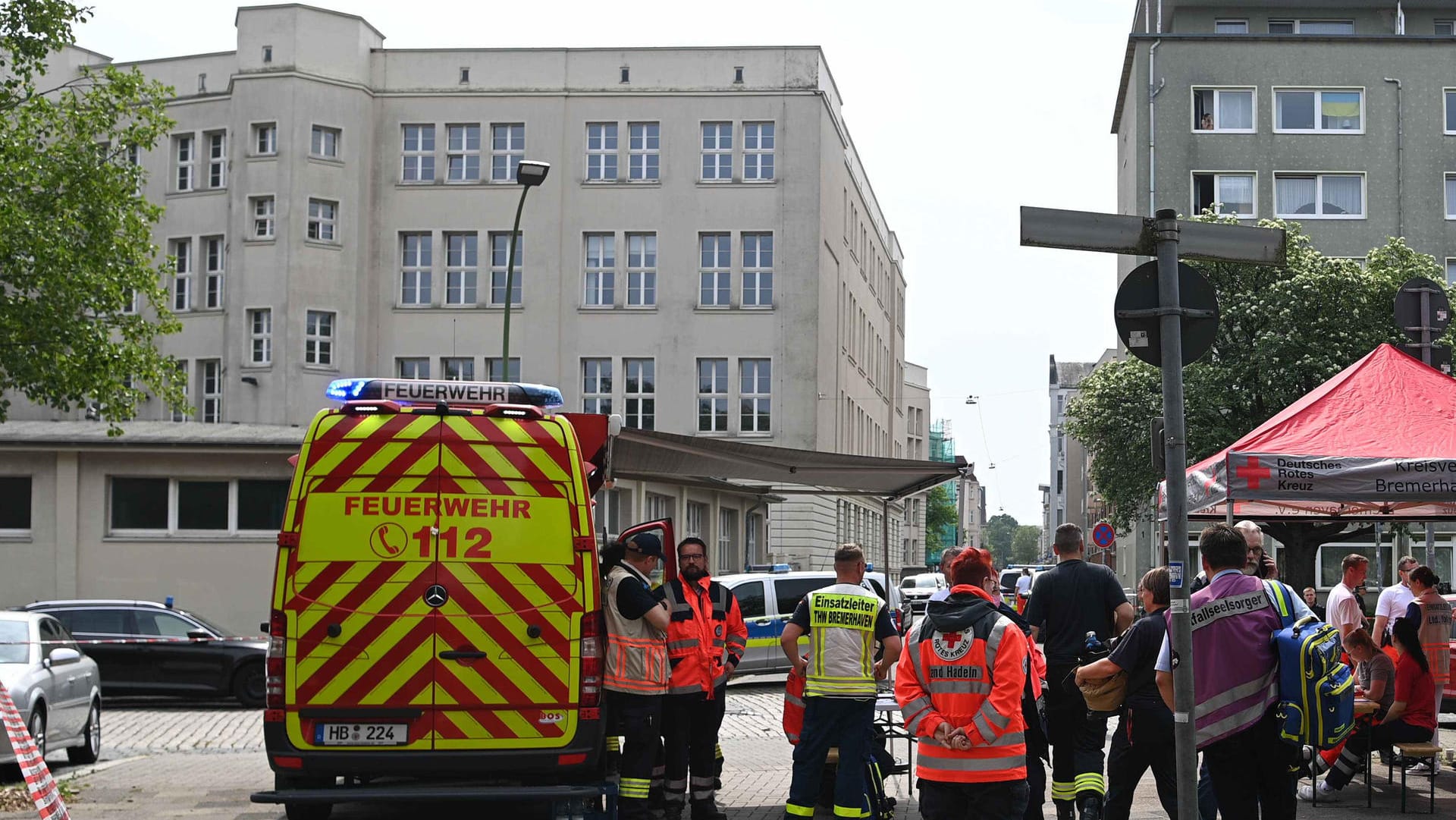 Einsatzkräfte vor dem Lloyd-Gymnasium: Der Angriff fand an der Oberstufe statt.