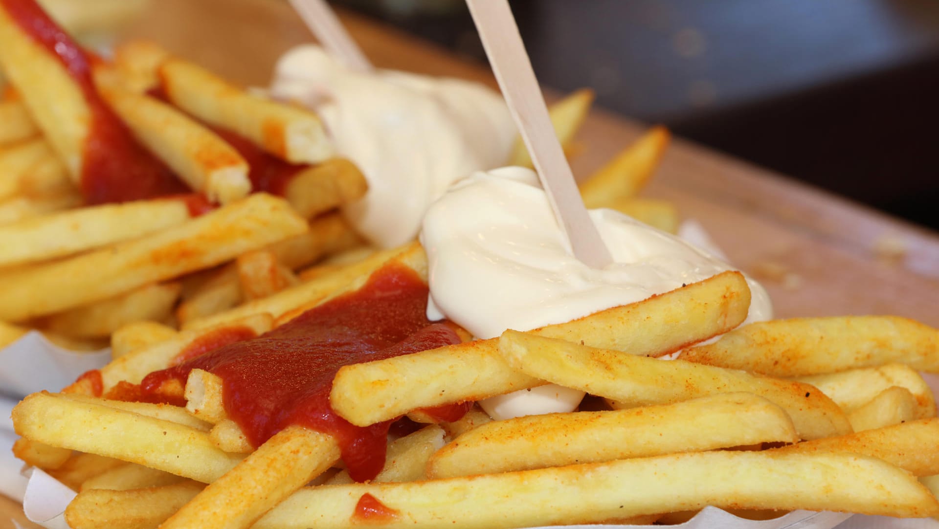 Die Badesaison startet: Schock an der Pommesbude – Die Pommes-Preise in Kölner Freibädern steigen.