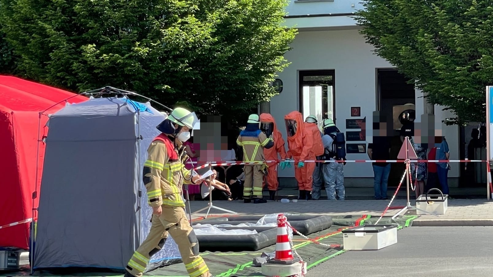 Spezialisten vor Ort in Fürth: Mehrere Menschen sind offenbar mit der Substanz in Kontakt gekommen. Spezialisten vor Ort in Fürth: Mehrere Menschen sind offenbar mit der Substanz in Kontakt gekommen.