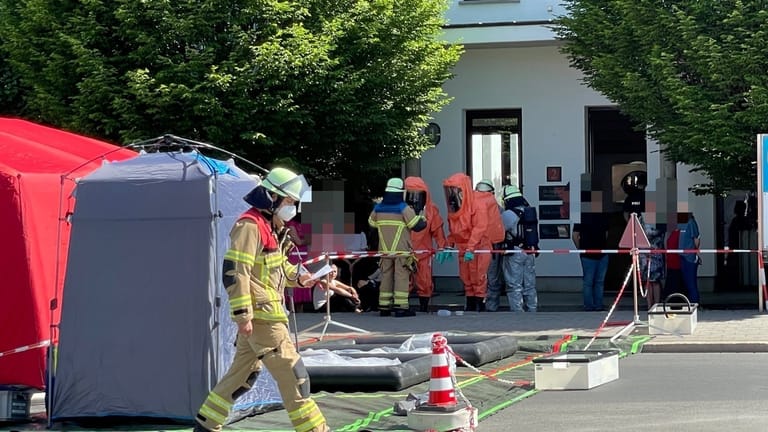 Spezialisten vor Ort in Fürth: Mehrere Menschen sind offenbar mit der Substanz in Kontakt gekommen.