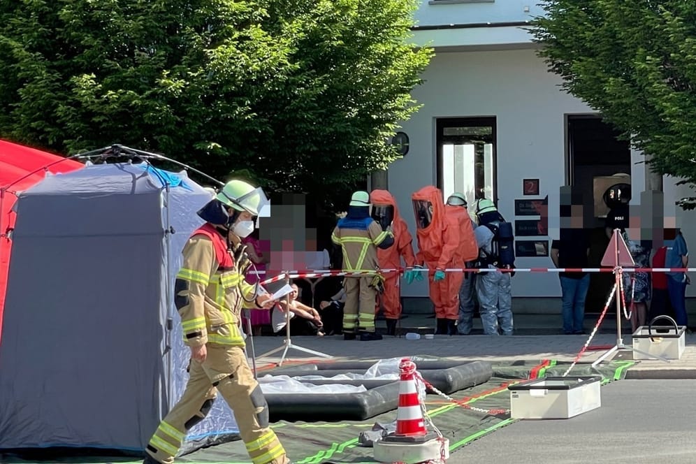 Spezialisten vor Ort in Fürth: Mehrere Menschen sind offenbar mit der Substanz in Kontakt gekommen.