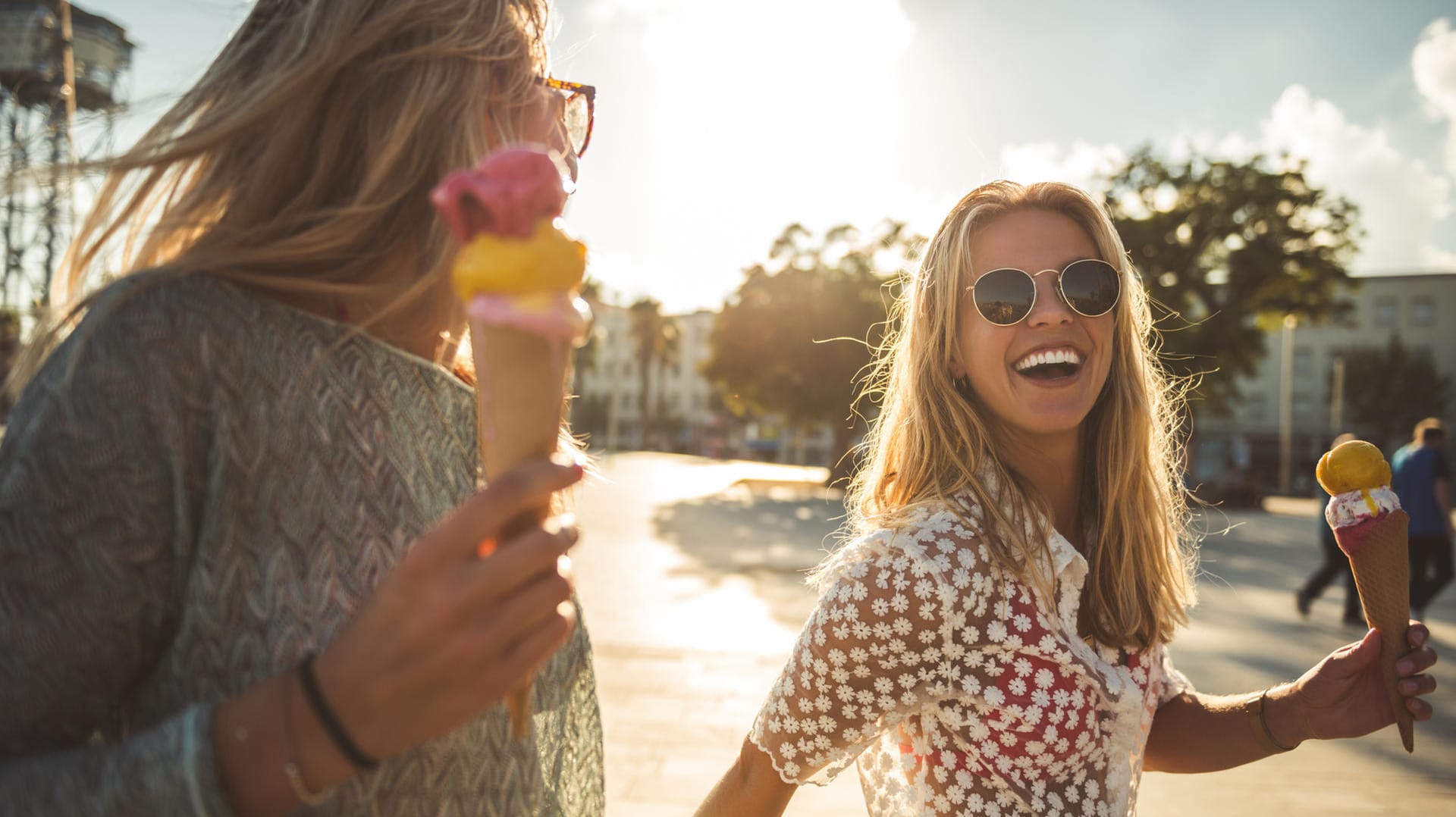 Sommermode für Damen im Sale entdecken: Bademode, luftige Kleider und mehr bis zu 50 Prozent reduziert.