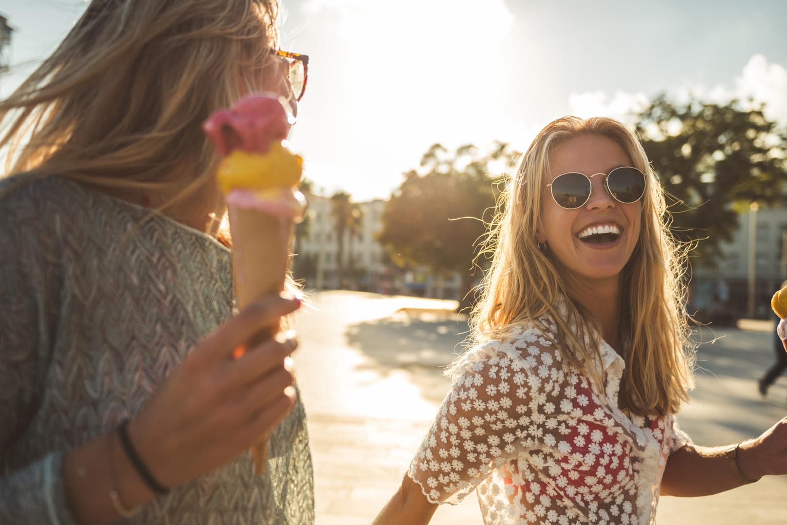 Sommermode für Damen im Sale entdecken: Bademode, luftige Kleider und mehr bis zu 50 Prozent reduziert.