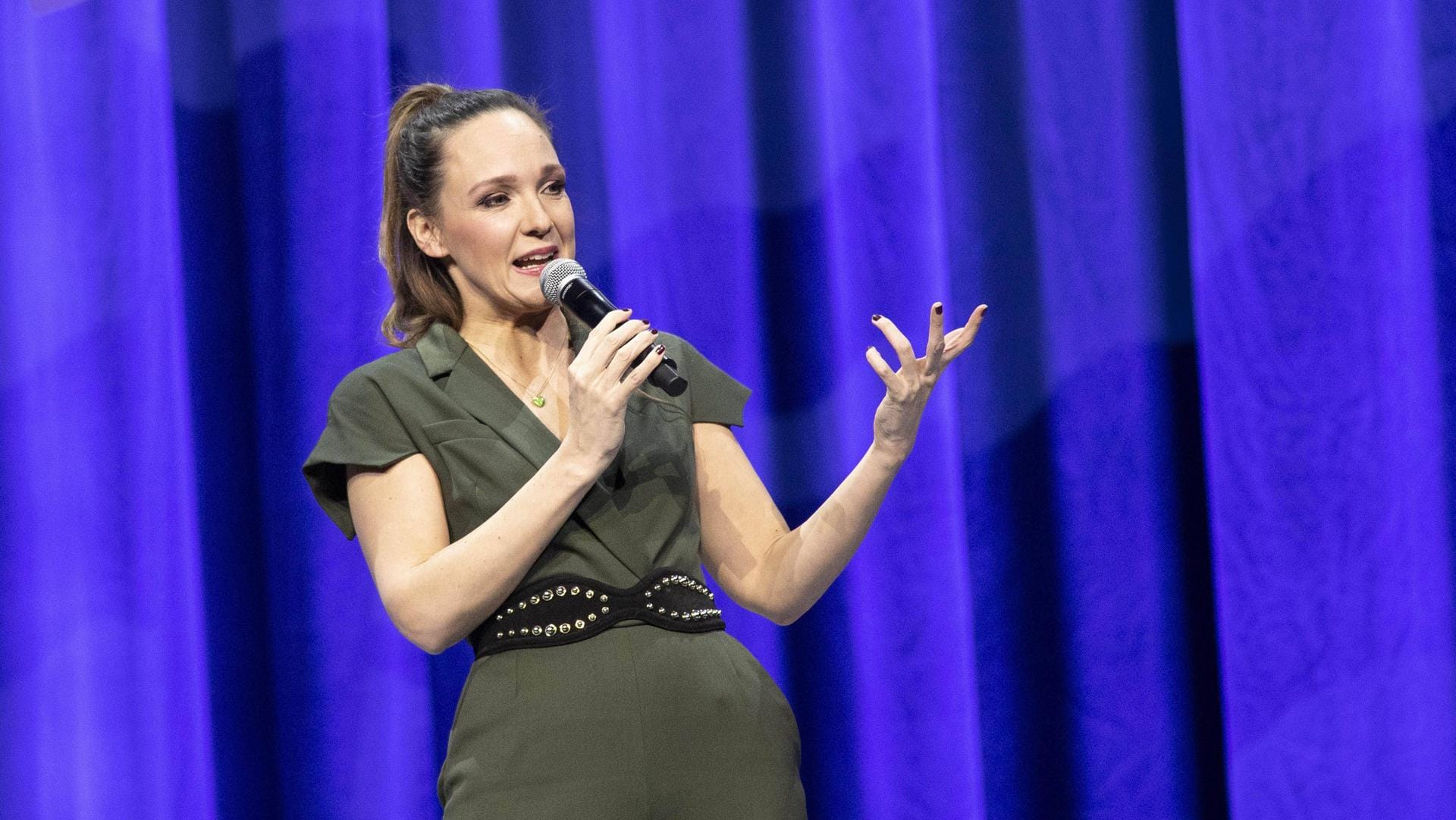 Carolin Kebekus bei einem Auftritt (Archivbild): Die Comedian kämpft für Gleichberechtigung und organisiert ein Frauenfestival.