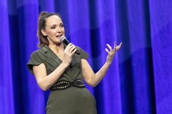 Carolin Kebekus bei einem Auftritt (Archivbild): Die Comedian kämpft für Gleichberechtigung und organisiert ein Frauenfestival.