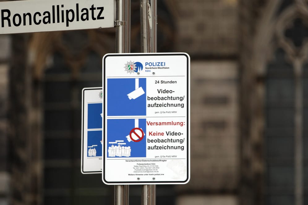 Hinweisschild Videoüberwachung am Roncalliplatz in Köln (Symbolbild): Einem Urteil nach darf die Videoüberwachung an zentralen Kölner Plätzen bleiben.