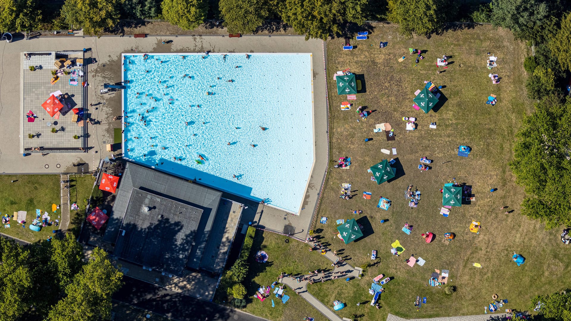 Liegewiese in einem Freibad (Symbolfoto): Wo müssen Frauen in Köln ihre Brüste bedecken, wo dürfen sie "oben ohne" sein?