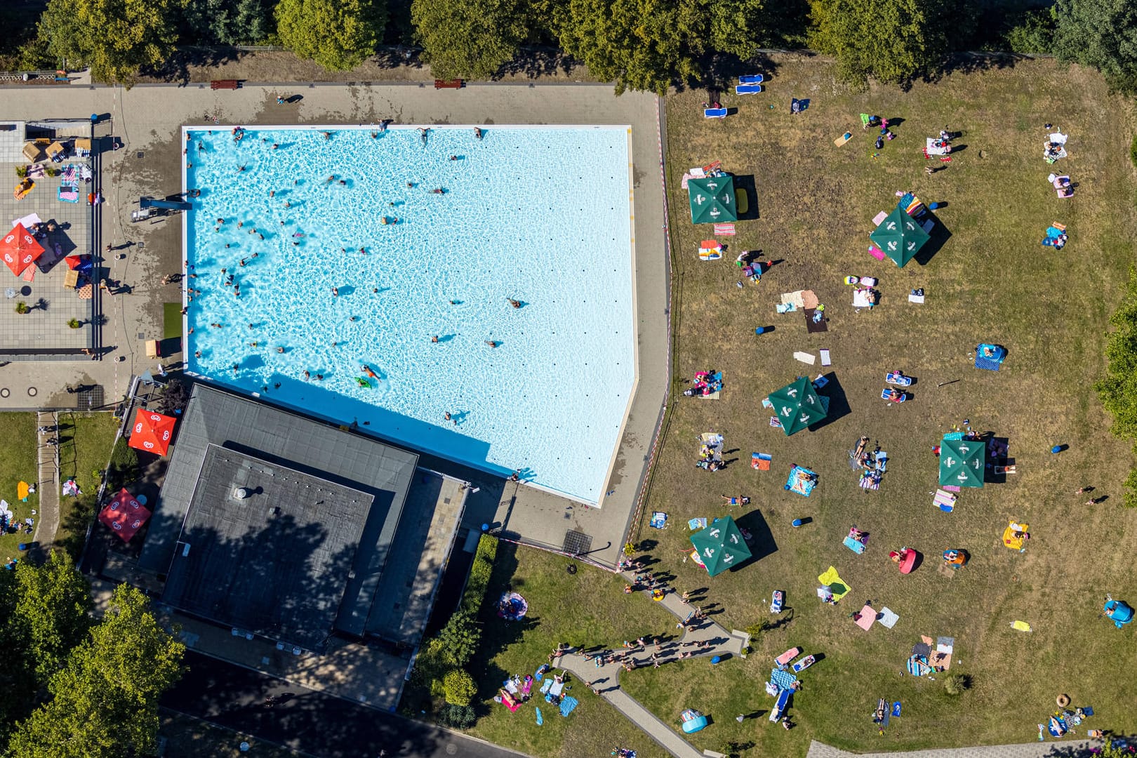 Liegewiese in einem Freibad (Symbolfoto): Wo müssen Frauen in Köln ihre Brüste bedecken, wo dürfen sie "oben ohne" sein?