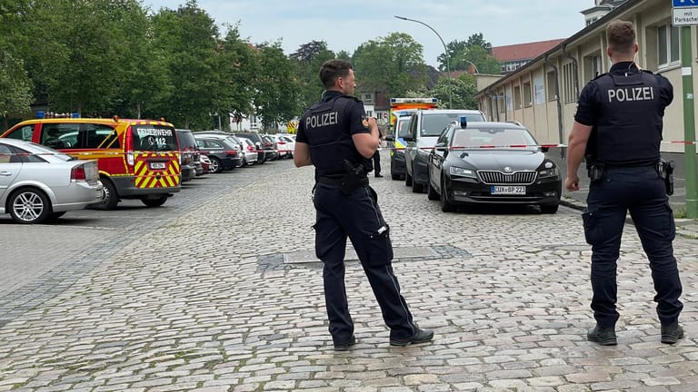 Polizisten am Tatort: Die Schule wurde weiträumig abgesperrt.