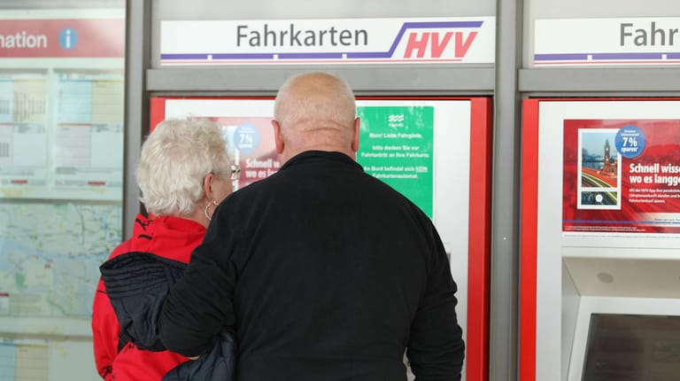 Passanten stehen vor einem Fahrkartenautomaten vom Hamburger Verkehrsverbund (Symbolbild).