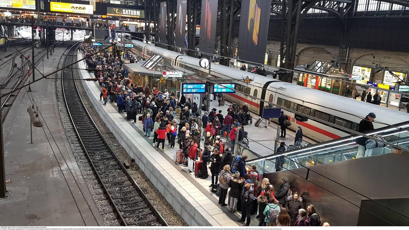 Menschen stehen im Hamburger Hauptbahnhof auf einem Gleis (Archivbild): Eine Auslastungsanzeige soll den Ein- und Ausstieg schneller machen.