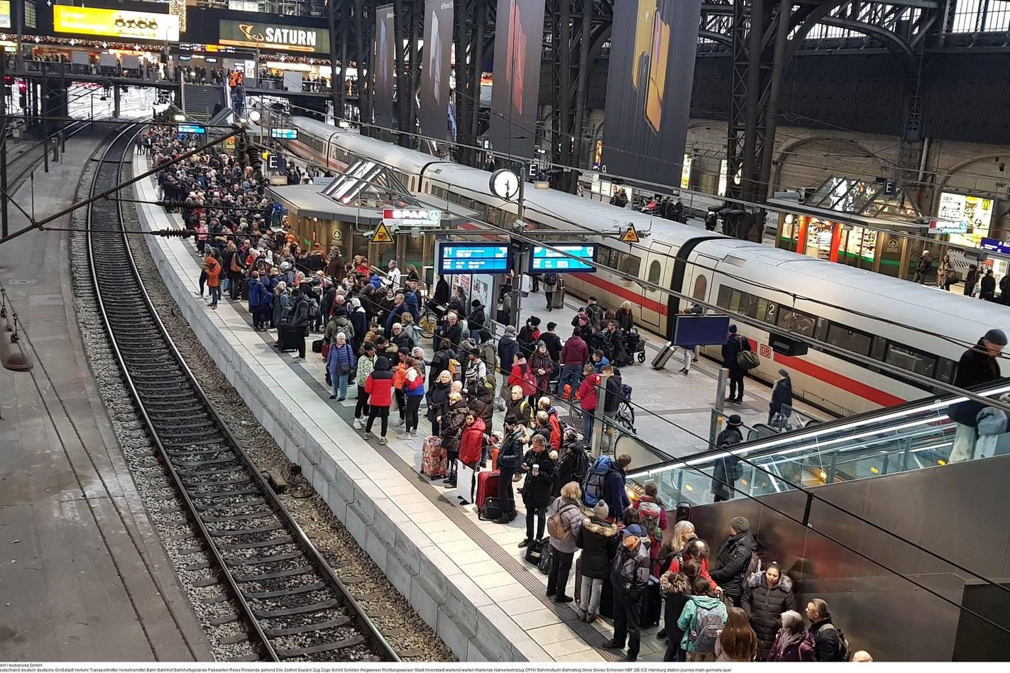 Menschen stehen im Hamburger Hauptbahnhof auf einem Gleis (Archivbild): Eine Auslastungsanzeige soll den Ein- und Ausstieg schneller machen.