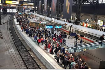 Menschen stehen im Hamburger Hauptbahnhof auf einem Gleis (Archivbild): Eine Auslastungsanzeige soll den Ein- und Ausstieg schneller machen.