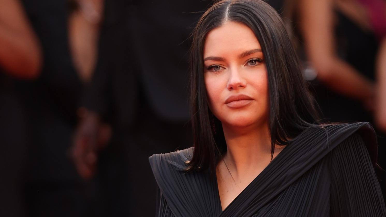 Adriana Lima: Das Model begeistert in Cannes mit seinem Look.