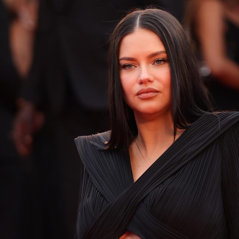 Adriana Lima: Das Model begeistert in Cannes mit seinem Look.