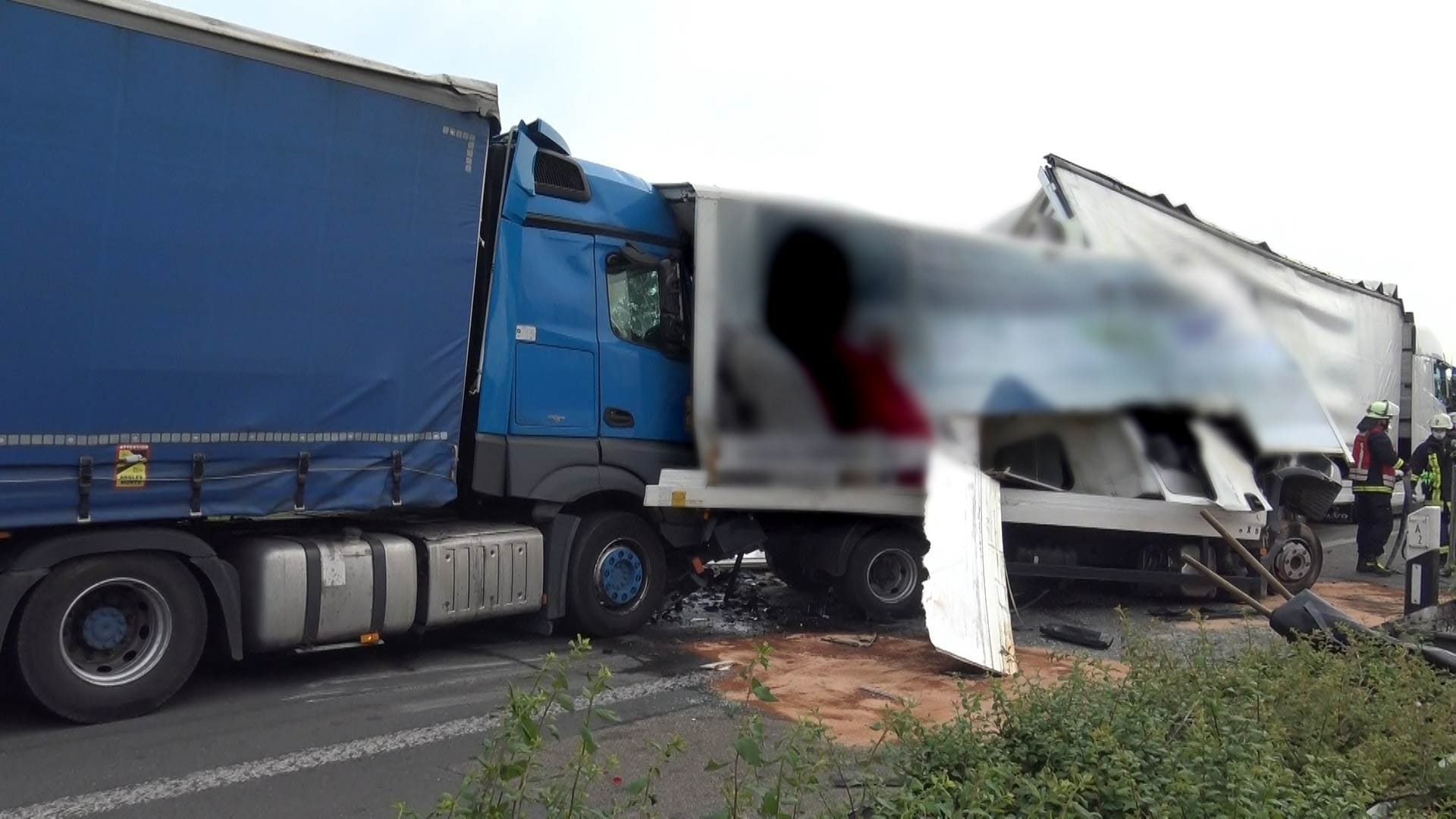 Die Einsatzstelle: Insgesamt waren drei Fahrzeuge an dem Unfall beteiligt. Die Einsatzstelle: Insgesamt waren drei Fahrzeuge an dem Unfall beteiligt.