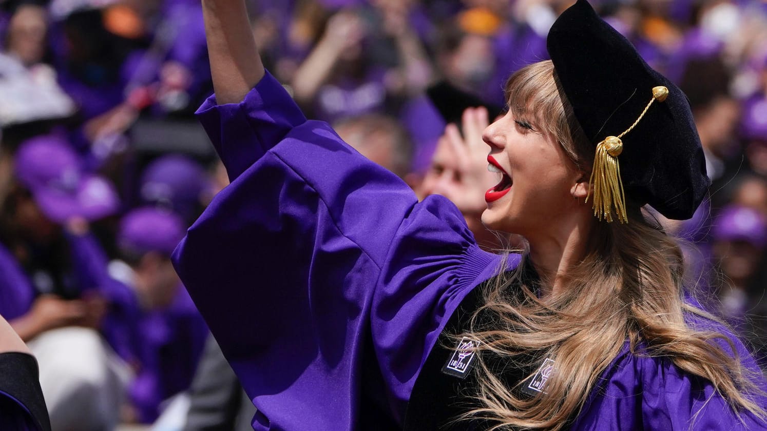 Taylor Swift: Die Sängerin nahm an einer Abschlussfeier der Universität New York im Yankee Stadion teil.