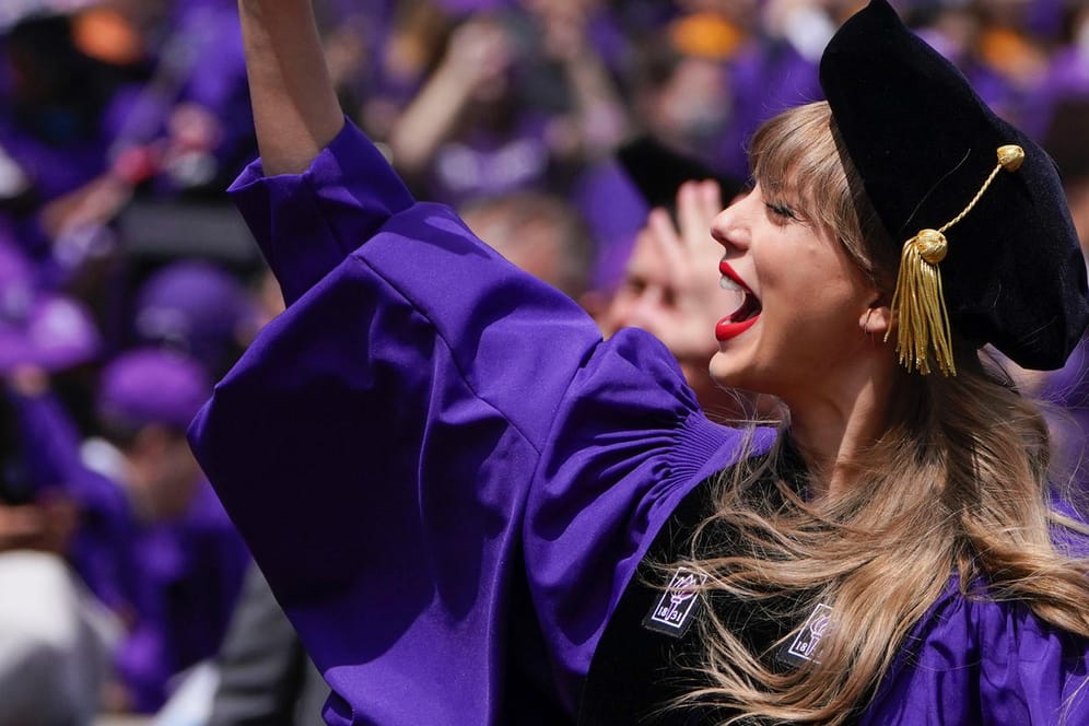Taylor Swift: Die Sängerin nahm an einer Abschlussfeier der Universität New York im Yankee Stadion teil.
