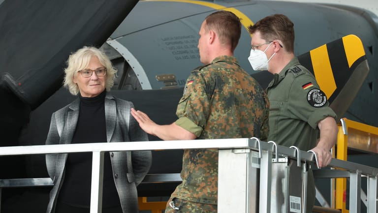 Die Ministerin bei einem Besuch des Lufttransportgeschwader 62 im niedersächsischen Wunstorf. In der Truppe wünscht man sich noch mehr Präsenz.