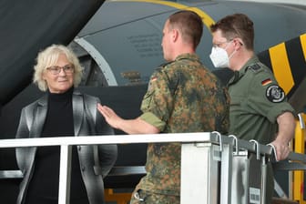 Die Ministerin bei einem Besuch des Lufttransportgeschwader 62 im niedersächsischen Wunstorf. In der Truppe wünscht man sich noch mehr Präsenz.