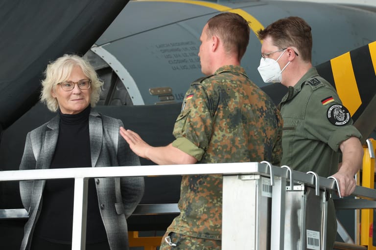 Die Ministerin bei einem Besuch des Lufttransportgeschwader 62 im niedersächsischen Wunstorf. In der Truppe wünscht man sich noch mehr Präsenz.