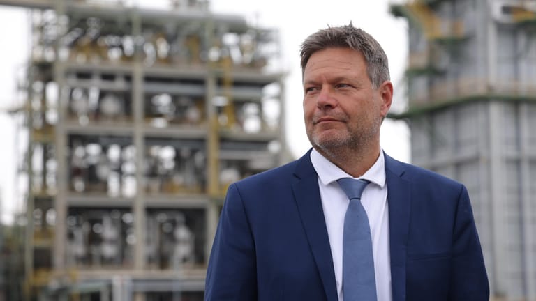 Wirtschaftsminister Habeck vor der Raffinerie Leuna: Im Falle eines Gasembargos könnte der Burgfrieden in der Wirtschaft brechen, denn manche Unternehmen, wie die Raffinerien in Ostdeutschland, wären besonders betroffen.