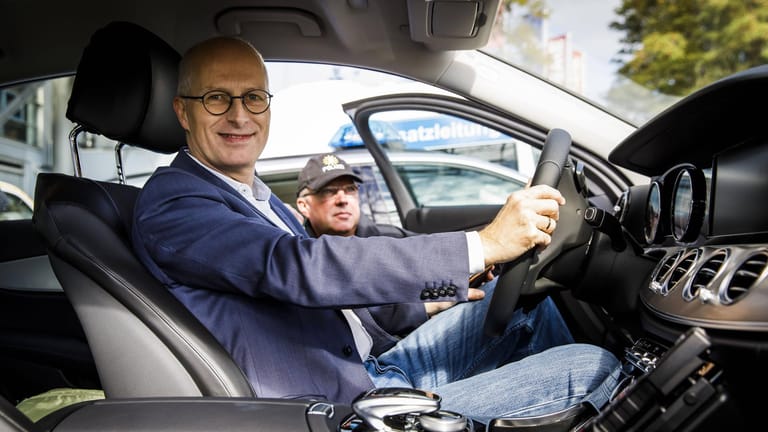 Peter Tschentscher am Steuer eines Autos (Symbolbild): Der Erste Bürgermeister der Hansestadt fährt einen Plug-in-Hybrid-Wagen.