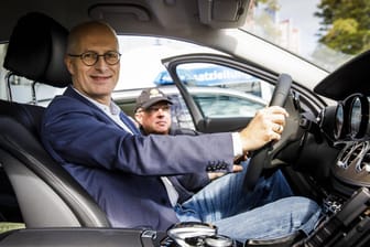 Peter Tschentscher am Steuer eines Autos (Symbolbild): Der Erste Bürgermeister der Hansestadt fährt einen Plug-in-Hybrid-Wagen.