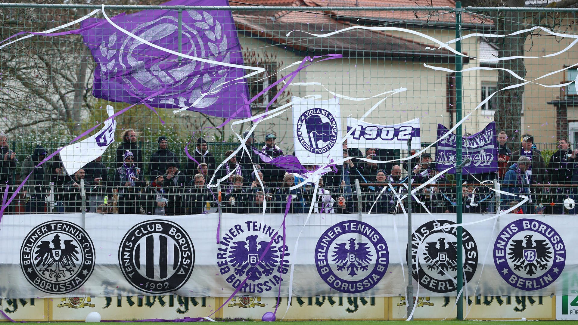 Fans von Tennis Borussia Berlin (Archivbild): Der Verein erhält für sein Engagement gegen Rechtsextremismus den Paul-Spiegel-Preis. Fans von Tennis Borussia Berlin (Archivbild): Der Verein erhält für sein Engagement gegen Rechtsextremismus den Paul-Spiegel-Preis.