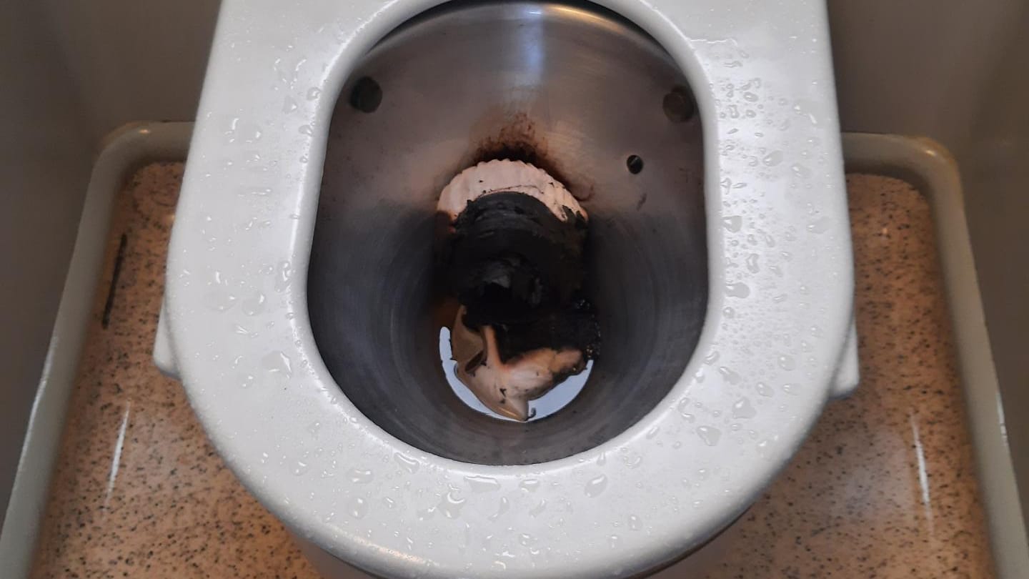 Der gelöschte Brand: Erst vor wenigen Tagen hatten mehrmals Zugtoiletten gebrannt. Der gelöschte Brand: Erst vor wenigen Tagen hatten mehrmals Zugtoiletten gebrannt.
