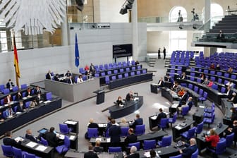 Plenarsaal des Bundestags (Archiv): Am Donnerstag wurden die Abgabefristen für die Steuererklärungen verlängert.
